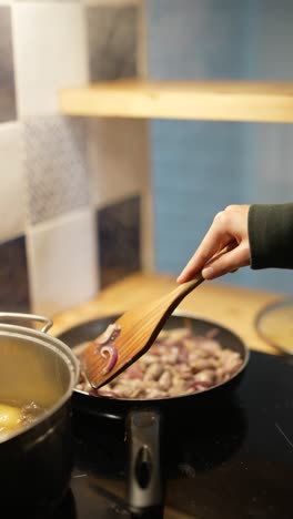 cocinar cebollas en una sartén