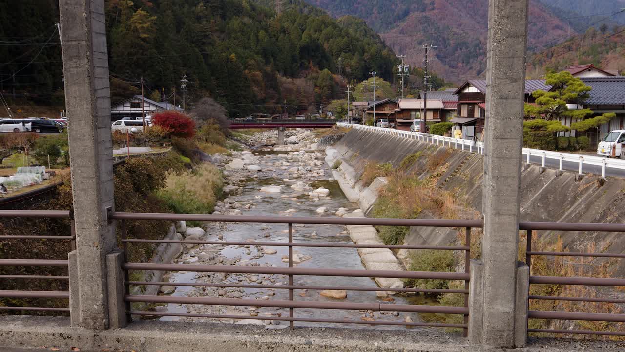 Nakasendo, Tsumago Japonya’da ulusal karayolu 256 sonbahar nehrini geçiyor