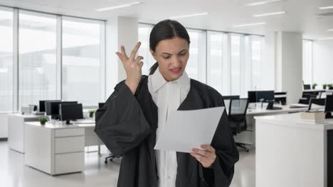abogada india confundida leyendo archivos de casos