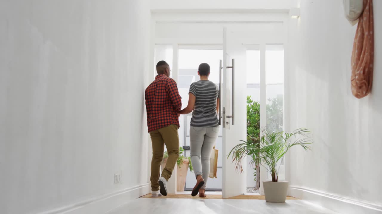 집 에서 여가 시간 을 즐기는 가족