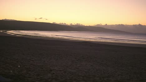 Strandküste-Bei-Sonnenuntergang,-Schöne-Goldene-Stunde