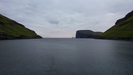 Flight-from-black-beach-of-Tjornuvik-over-Atlantic-waters-heading-to-Risin-og-Kellingin