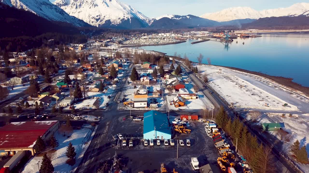 video de drones 4k de casas en seward, alaska, en un día nevado de invierno