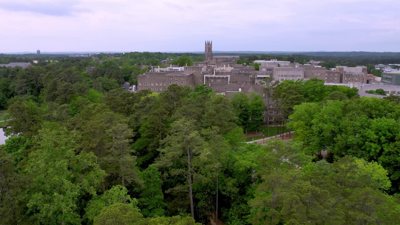 panorámica aérea de la universidad de duke sobre el bosque en durham carolina del norte, carolina del norte.