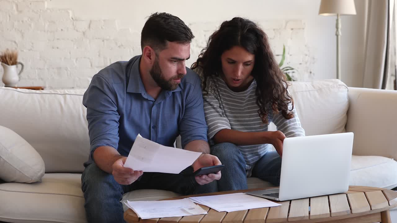 la pareja revisa los pagos atrasados del préstamo se siente estresada