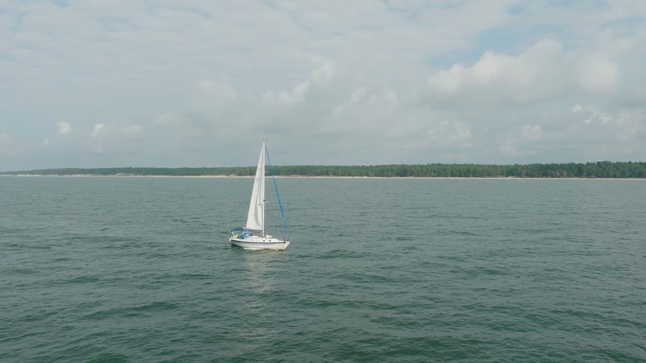 vista aérea de un velero blanco en el tranquilo mar báltico, yate de vela blanco en medio del mar sin límites, día soleado de verano, amplio seguimiento realizado