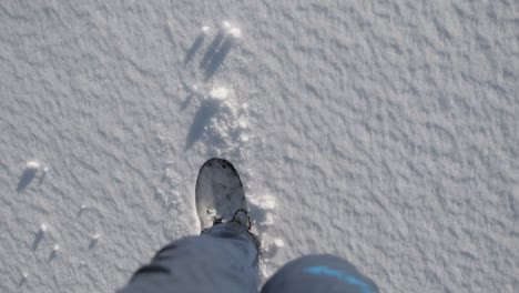 Persona-Caminando-Penosamente-A-Través-De-La-Nieve-En-Cámara-Lenta