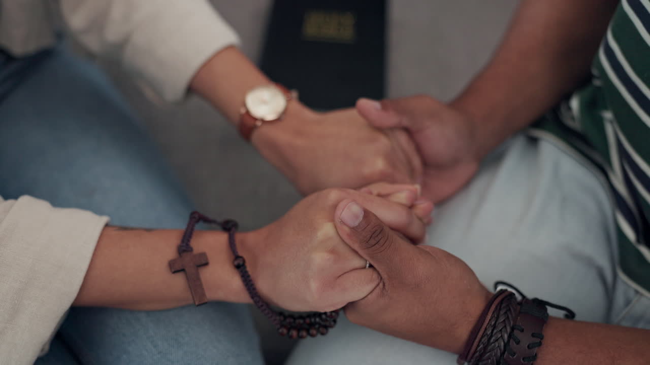 arriba, cuidado y una pareja cogida de la mano