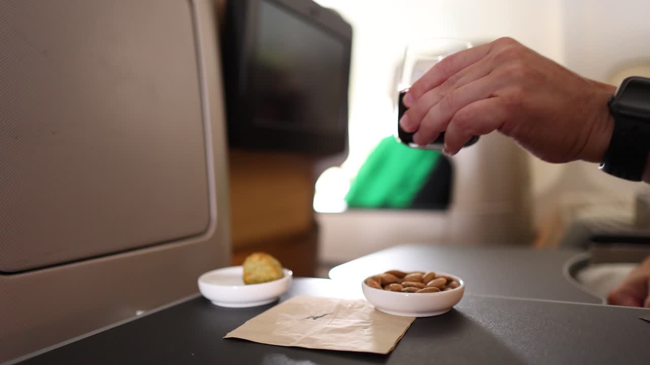 el pasajero toma y come un bocadillo en el vuelo