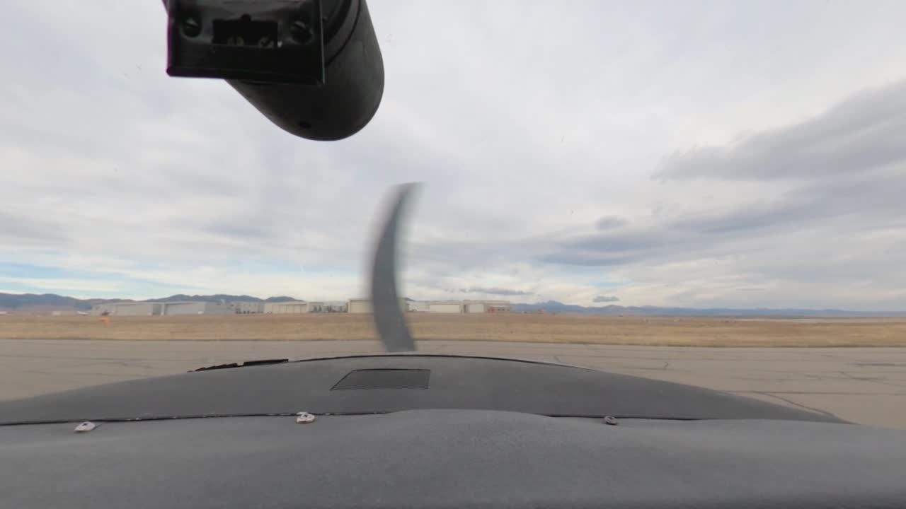 세스나 182 비행기가 덴버의 활주로를 향해 콜로라도의 록키 마운틴 메트로폴리탄 공항을 활주하고 있습니다.