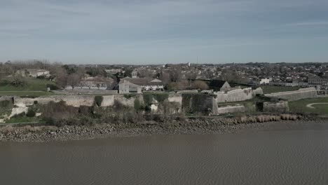 Ciudadela-De-Blaye-Por-El-Estuario-De-Gironda,-Burdeos,-Francia