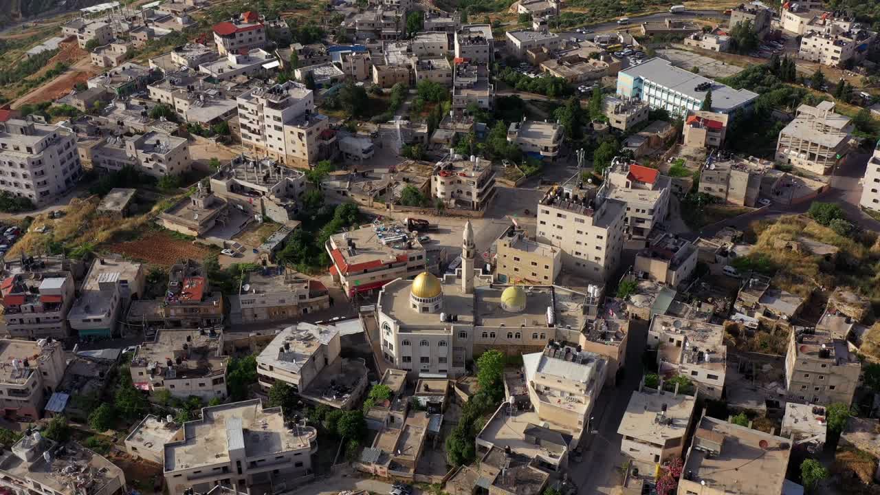 예루살렘 근처의 팔레스타인 도시 비두에 있는 골든  모스크의 공중 풍경