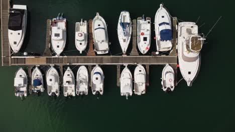 barcos y yates atracados en el puerto de peniche, portugal - vista aérea de arriba hacia abajo