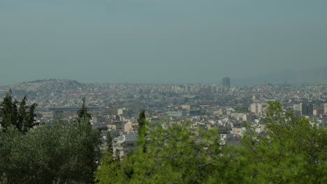 Weitläufiger-Blick-Auf-Athen,-Das-Sich-Im-Mittagsdunst-Ausbreitet