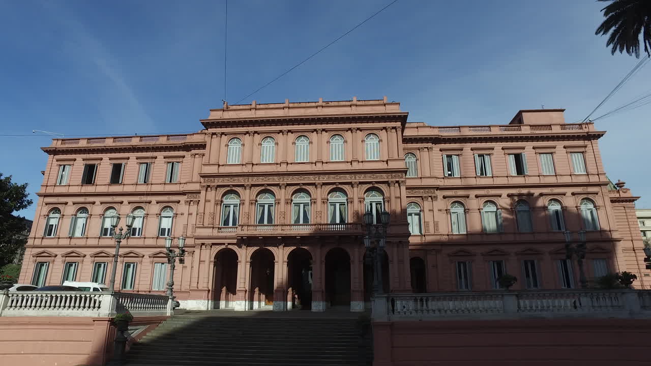 Di fronte alla Casa Rosada in Plaza de Mayo