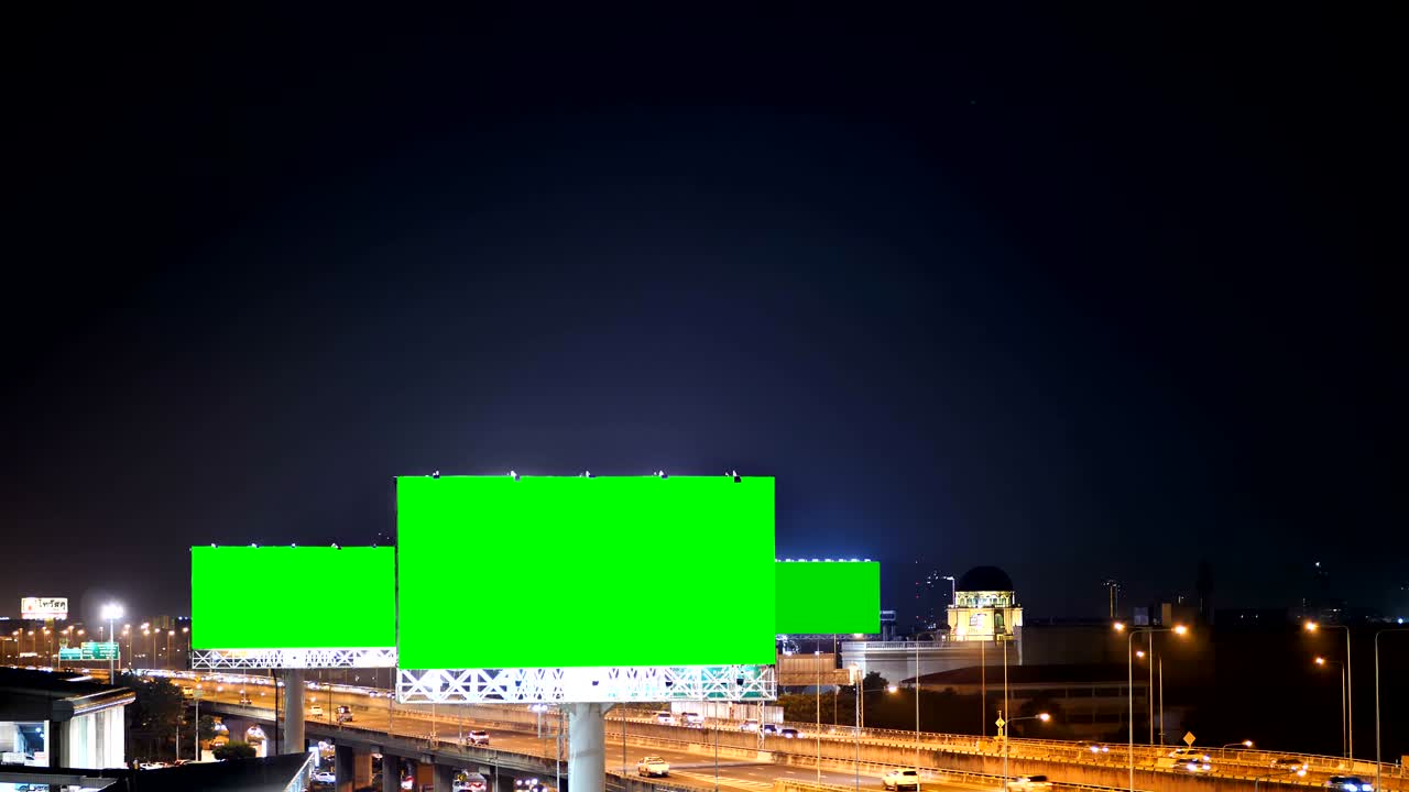 Pantalla verde de una valla publicitaria en una autopista durante el crepúsculo con el fondo de la ciudad en Bangkok, Tailandia
