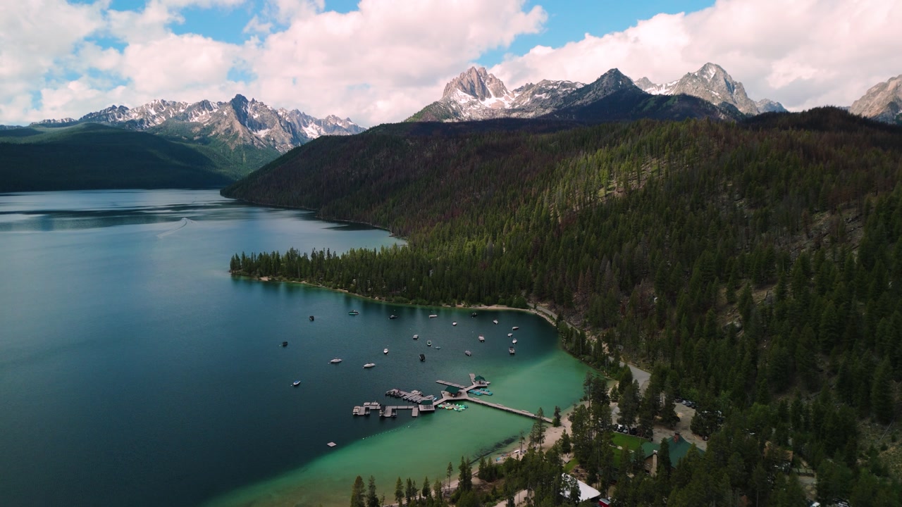 Wide shot of redfish lake and the marina with the sawtooths in the back