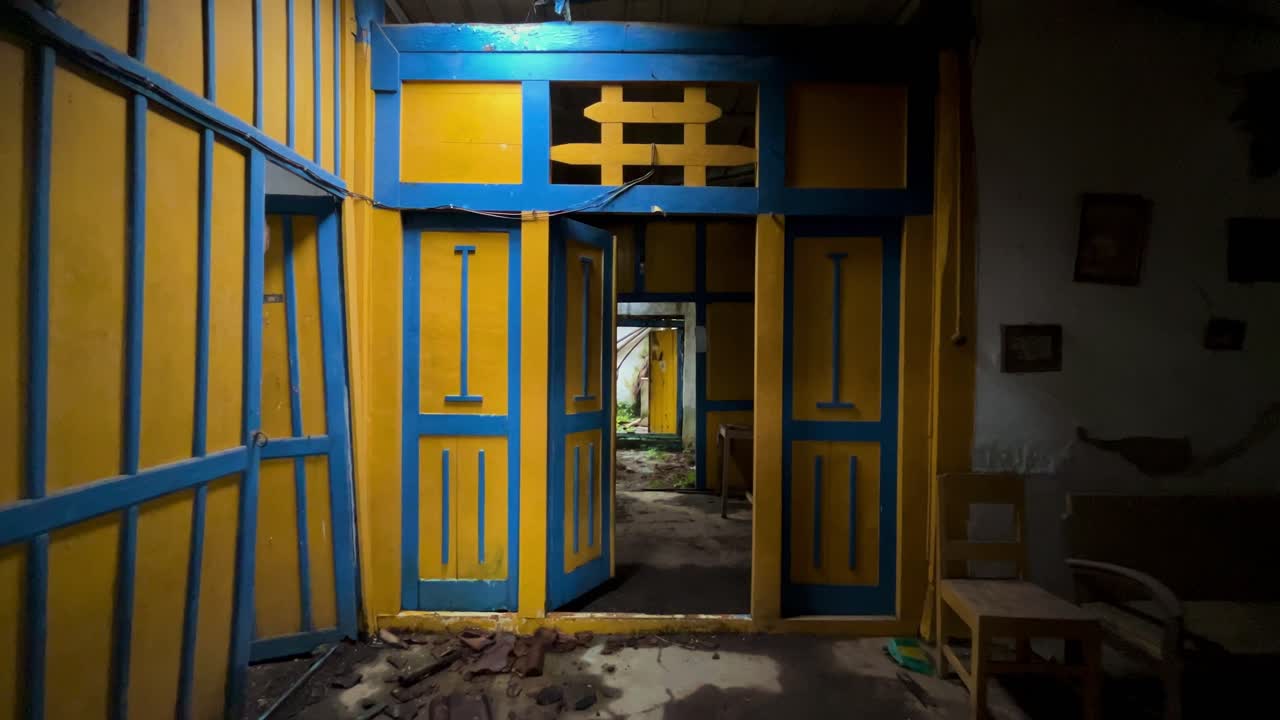 빈 손상 된 오래된 집의 복도