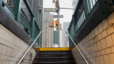 idyllischer blick auf den verfallenen u-bahn-eingang in new york city, usa, an einem regnerischen tag