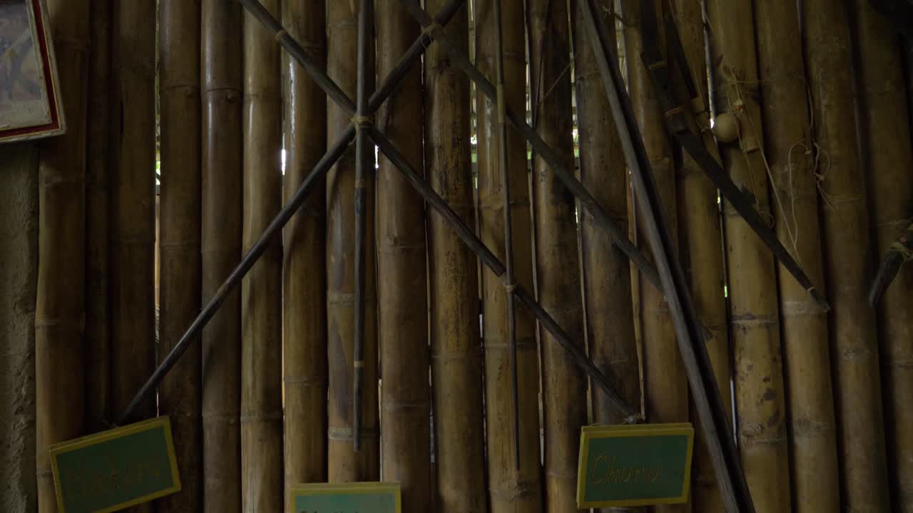 에 ⁇ 도르 원주민들의 전통적인 무기를 통한 놀라운 장인력과 생존 기술을 탐구합니다.