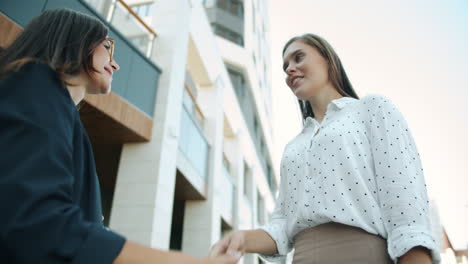 mujeres de negocios apretón de manos