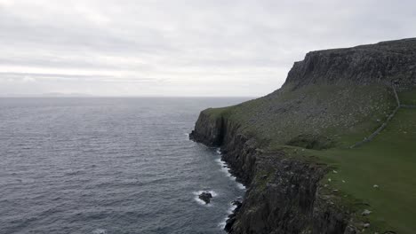 Imágenes-Aéreas-De-Drones-De-4k-Que-Se-Acercan-Entre-Acantilados-Y-Rocas-En-El-Punto-Neist-En-La-Costa-De-Escocia,-Reino-Unido