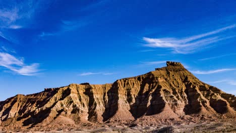 Cinemagraph-De-Nubes-En-Movimiento-Y-Una-Montaña-De-Roca-Roja-Que-Se-Derrite-En-El-Desierto