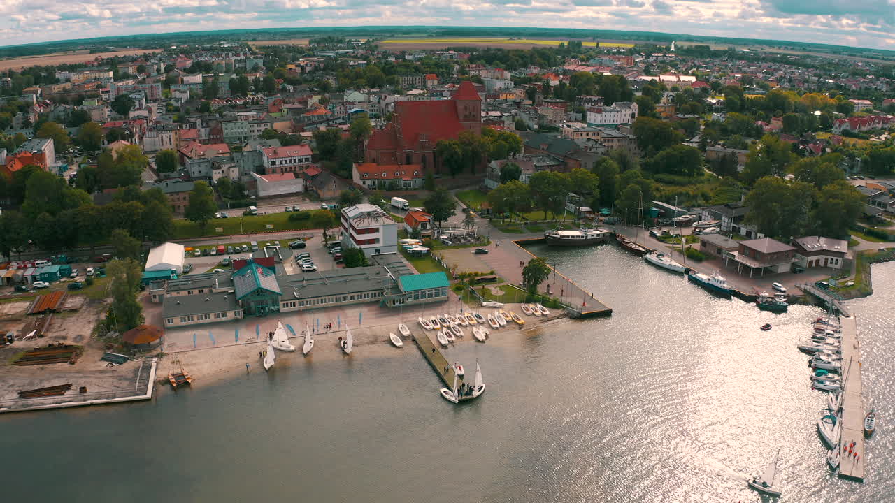 푸른 발트해 위를 날아다니는 드론의 공중 촬영 폴란드의 puck city를 향해