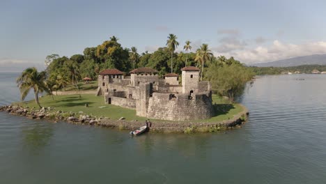 Rio-Dulce-Guatemala,-Atracción-Turística,-Tiro-De-Drone,-Fortaleza-Hispana-Dji