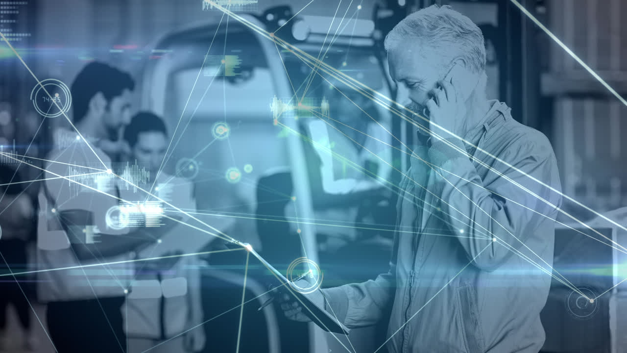 스마트폰으로 대화하는 백인 남성 감독자에 대한 연결 및 데이터 처리 네트워크