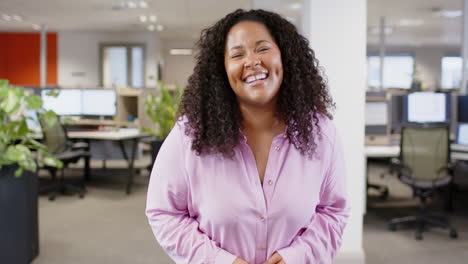 Retrato-De-Una-Sonriente-Mujer-De-Negocios-Birracial-Casual-En-La-Oficina,-Cámara-Lenta-Con-Espacio-Para-Copiar