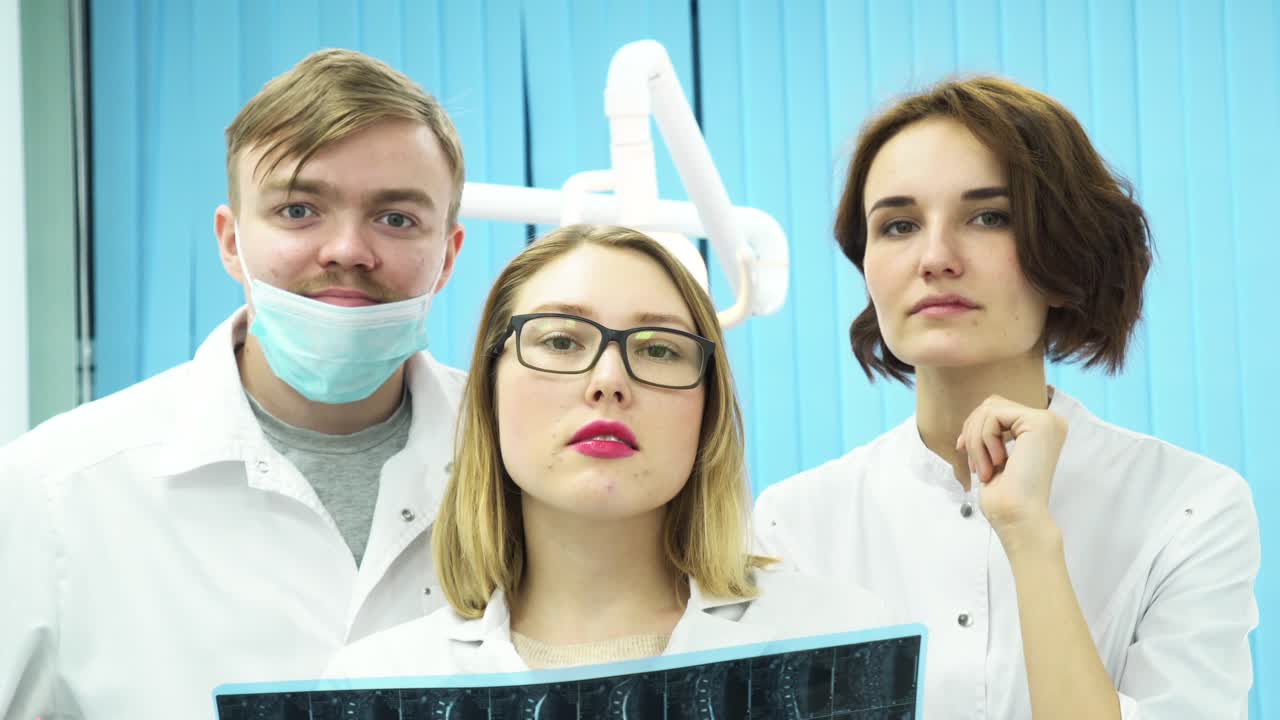 equipo médico revisando las radiografías