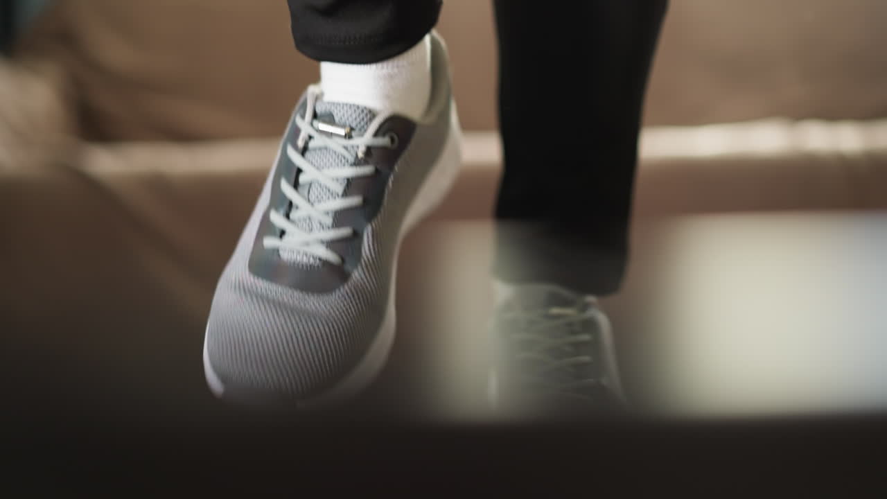 운동선수들은 트레드밀에서 체력을 훈련시니다. 활기찬 여성들은 운동기구로 다리 근육을 훈련시킨다. 운동복을 입은 강한 여성은 근접 촬영을 합니다.