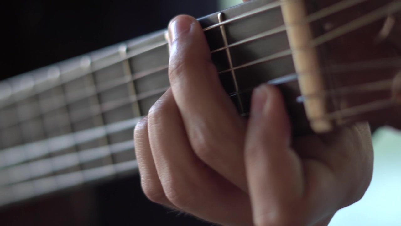 Uomo che suona una canzone con la chitarra acustica