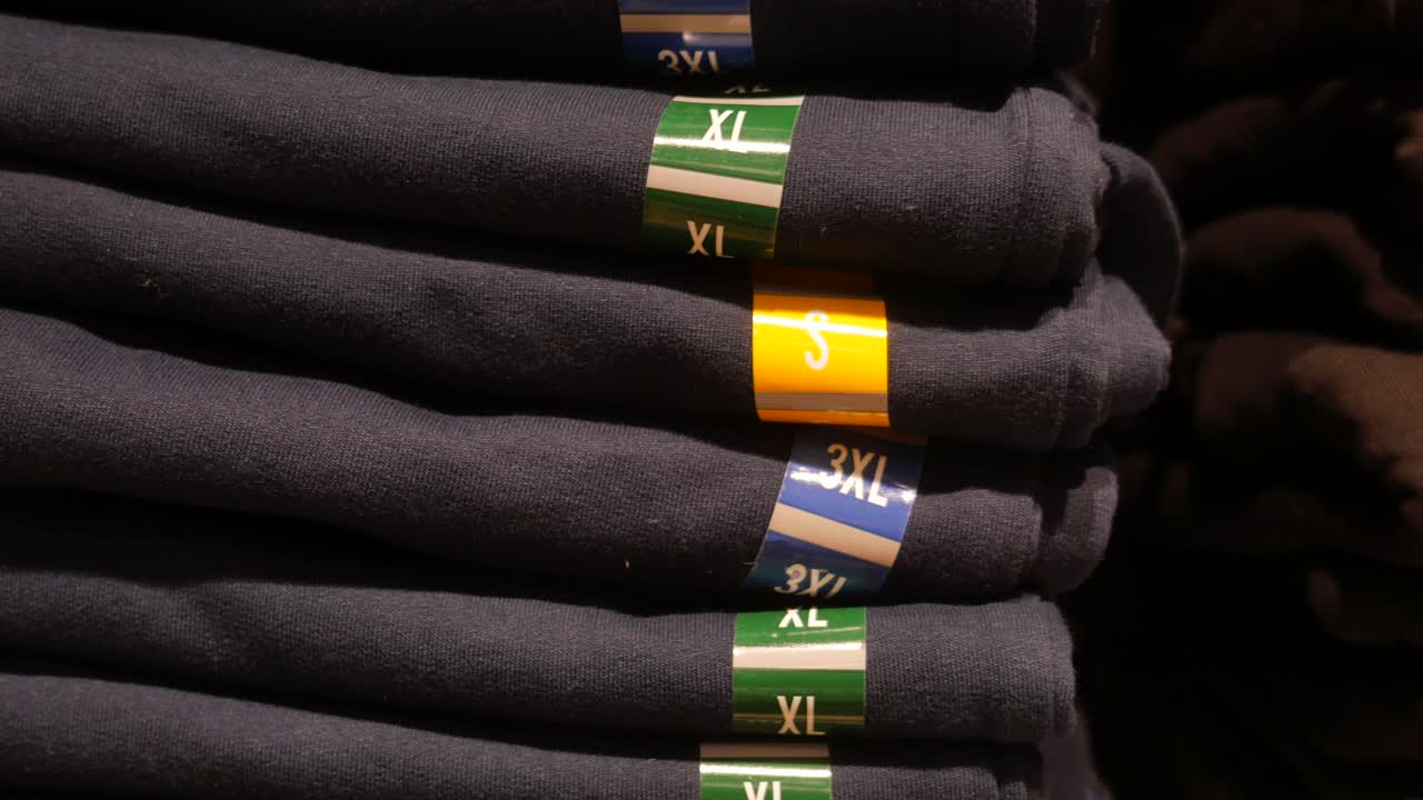 사이즈 태그가 있는 남성의 셔츠를 쌓았다