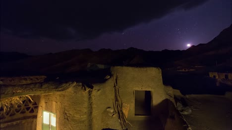 Linterna-De-Velas-Y-Complejo-Ecológico-Basado-En-La-Naturaleza-En-El-Pueblo-De-Nayband-En-Khorasan-En-Irán-Ofrece-Un-Cielo-Oscuro-Con-Gente-Local-Llena-De-Estrellas-Que-Vive-Con-Un-Patrón-De-Diseño-De-Arquitectura-Triangular-Tradicional-En-El-Desierto