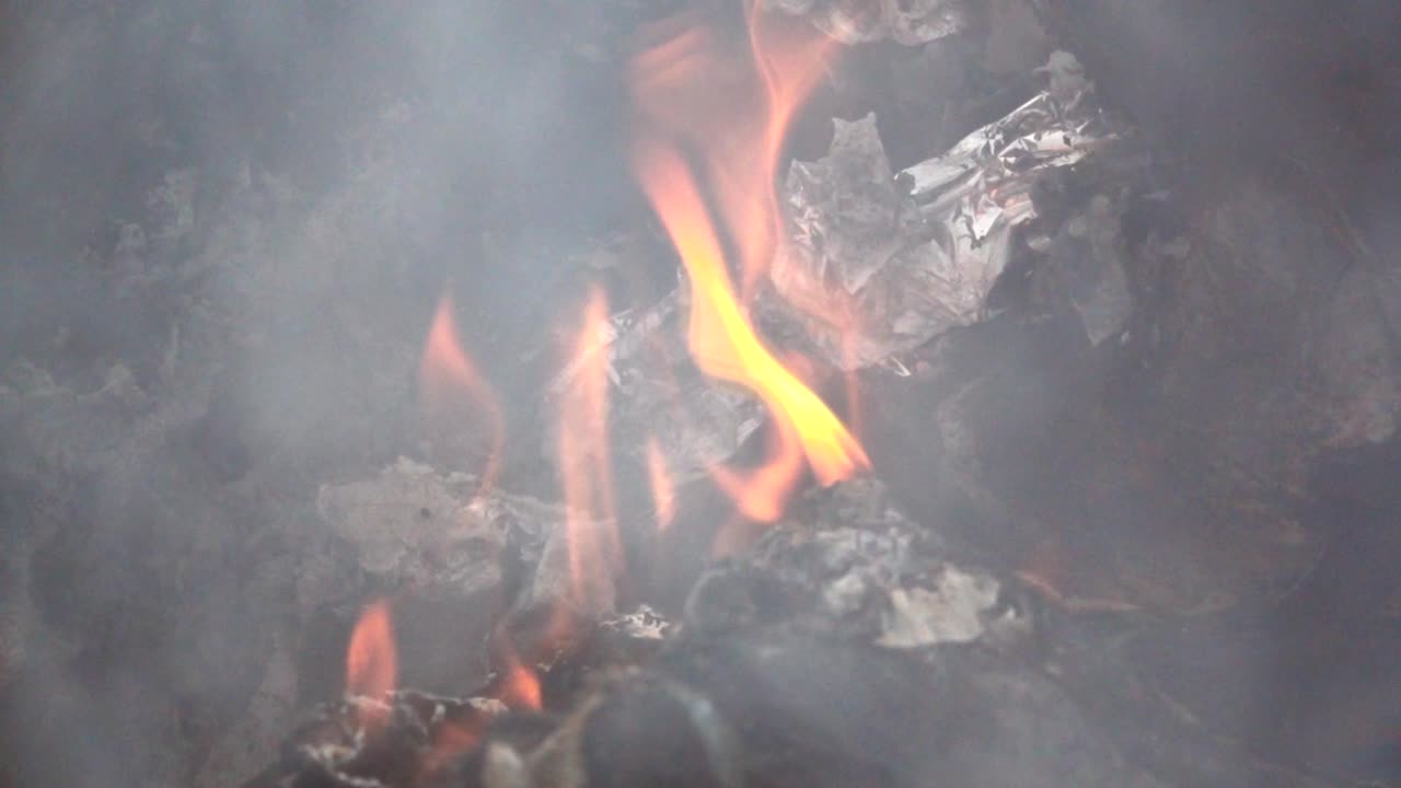 쓰레기 더미에서 느린 움직임으로 불타는 불은 대기 오염에 영향을 미니다.