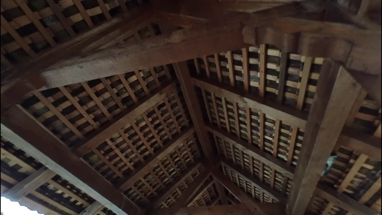 스위스 루체른의 카펠브루커 다리의 지하 통로 지붕을 찍은 사진