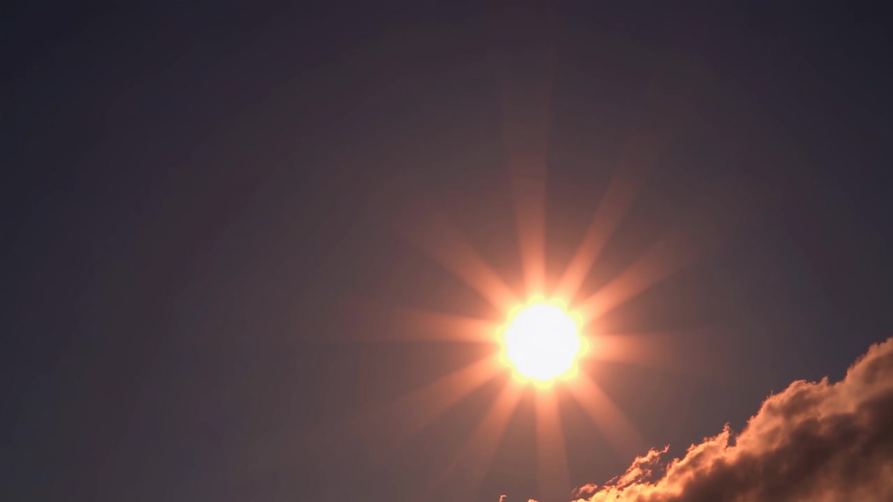 Strålende sol på en klar aftenhimmel