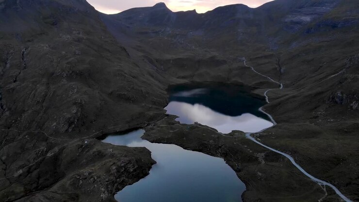 Sorvolo aereo del lago Bachalpsee a Grindelwald First, Svizzera, con vista sul Faulhorn