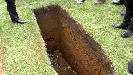 captura de pantalla de un ataúd funerario en un coche fúnebre o capilla o entierro en el cementerio