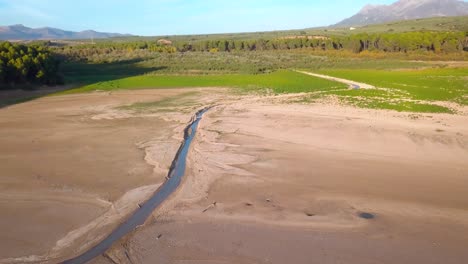 vista aérea de un estrecho río que desemboca en un lago en el sur de españa
