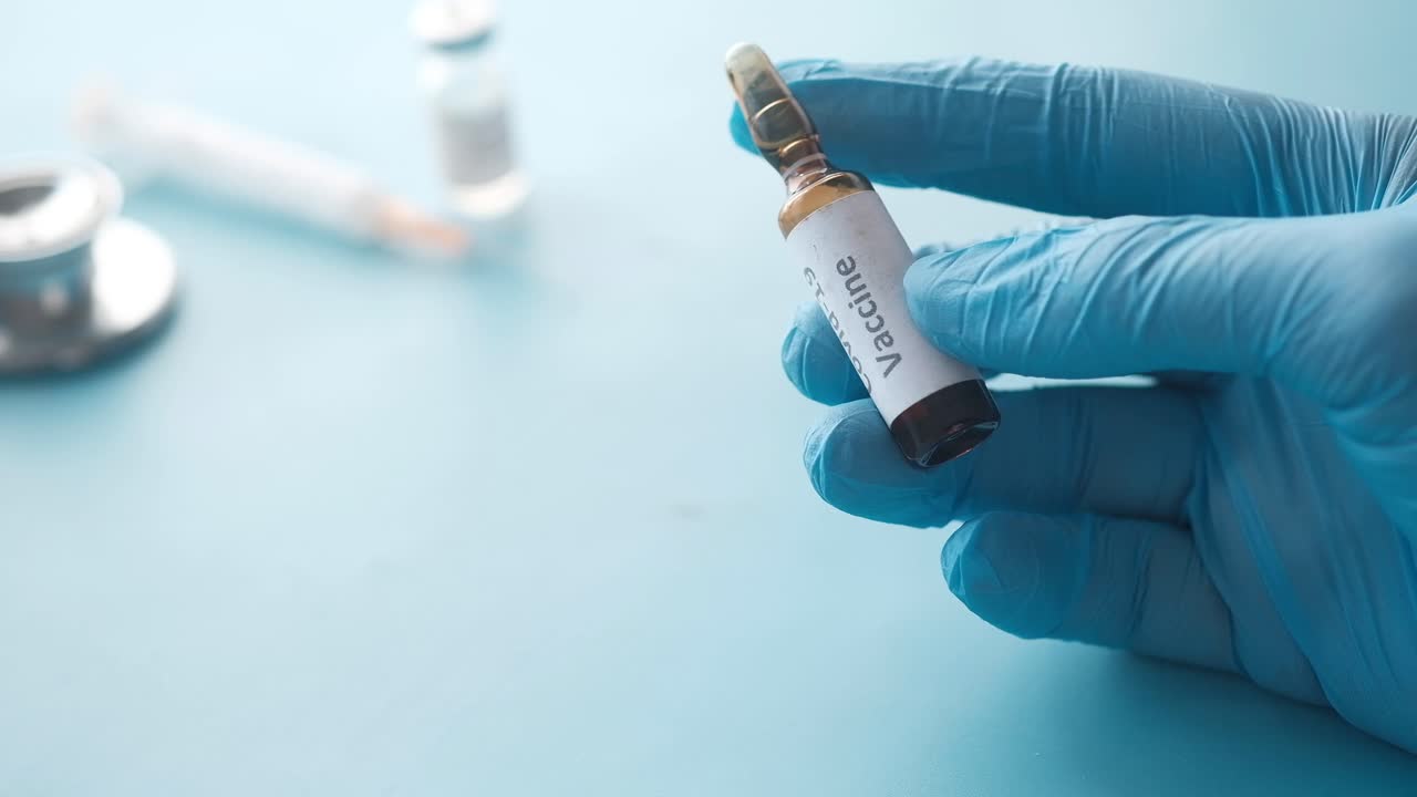 vacuna contra la covid-19 en la mano