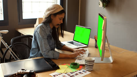 Diseñadora-Gráfica-Femenina-Trabajando-En-Computadora