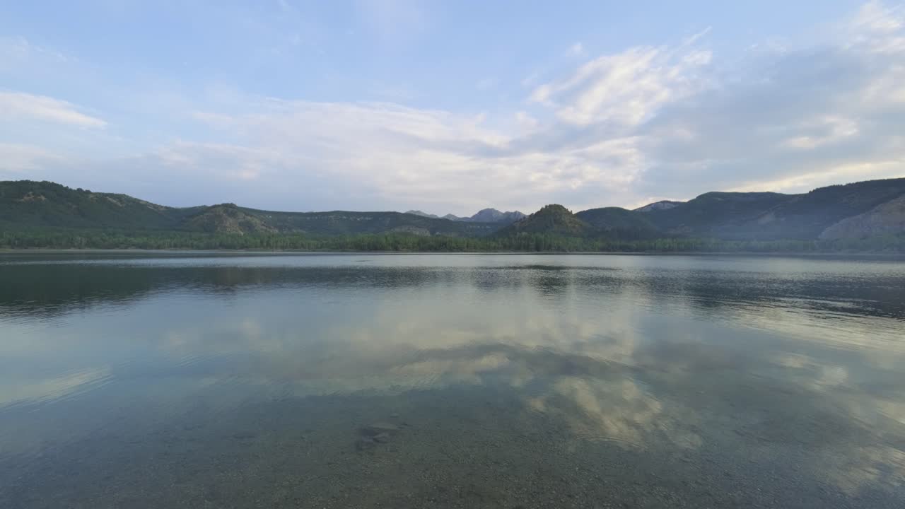 산으로 둘러싸인 아름다운 맑은 호수