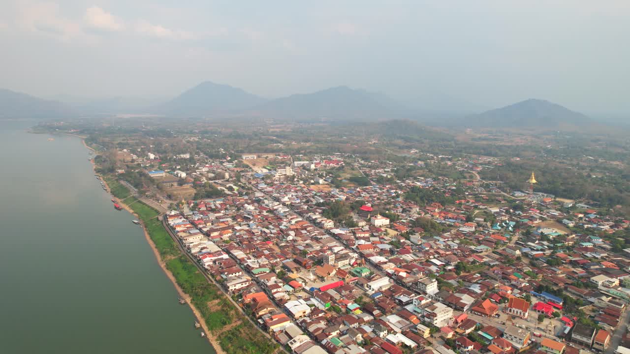 hermoso paisaje aéreo de casas de residentes en una mañana brumosa en el distrito de chiang khan a lo largo del río mekong en tailandia