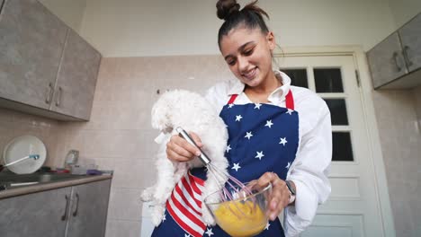 mujer cocinando huevos con su perro en la cocina