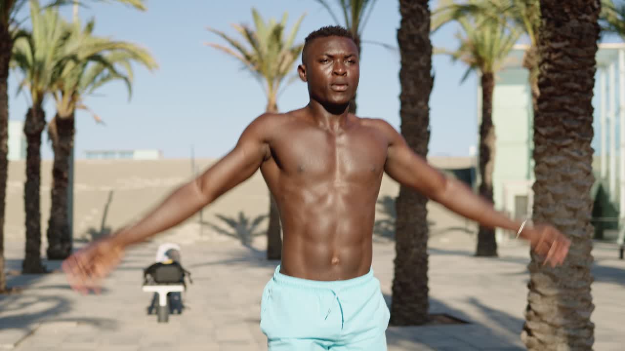 Uomo africano che si allena in un parco urbano