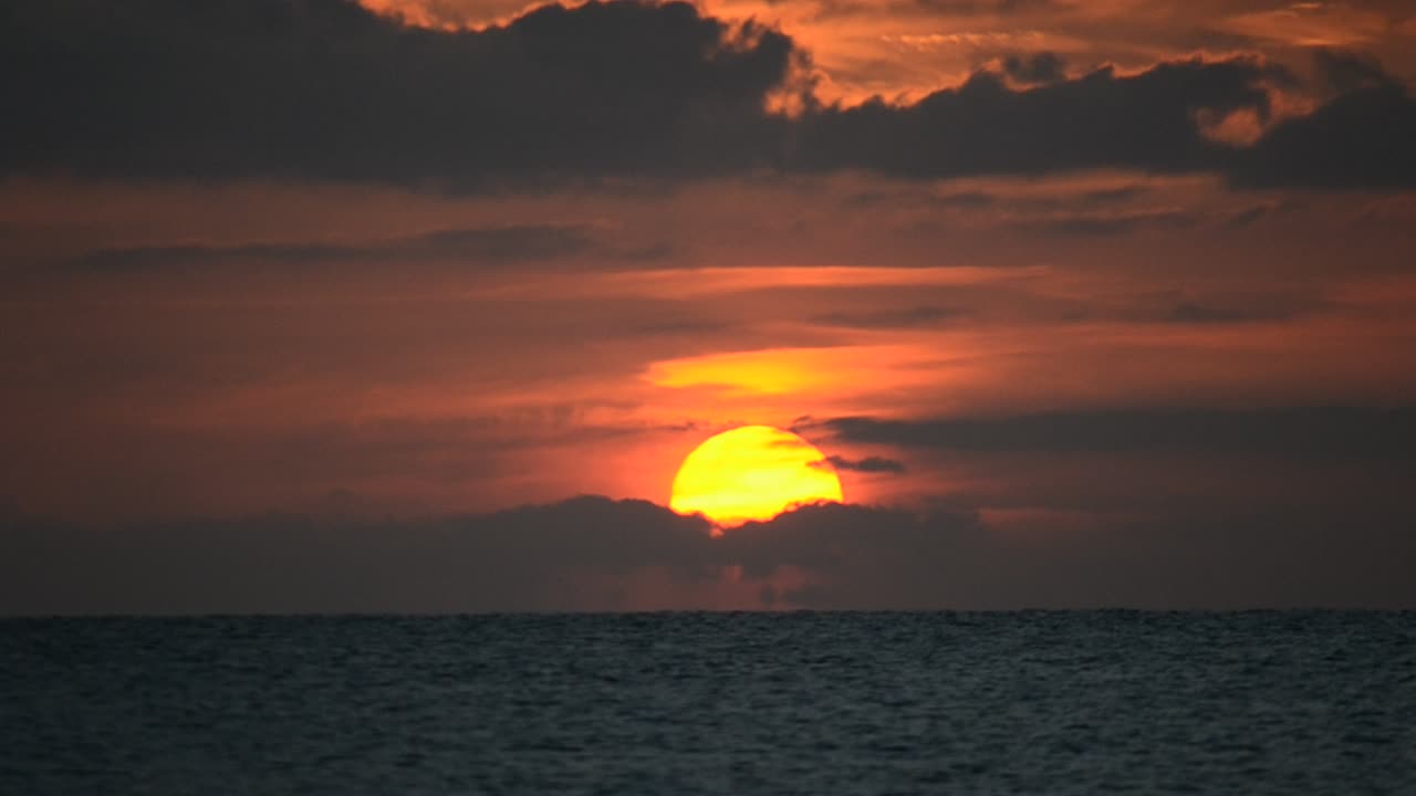 Rot-violetter Sonnenuntergang über dem Meer
