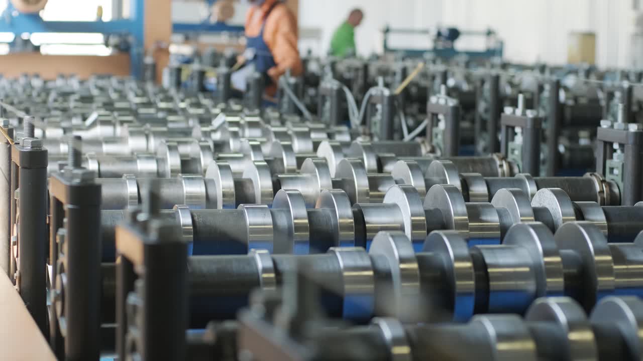 máquina de formación de láminas metálicas en la fábrica moderna de metalurgia.